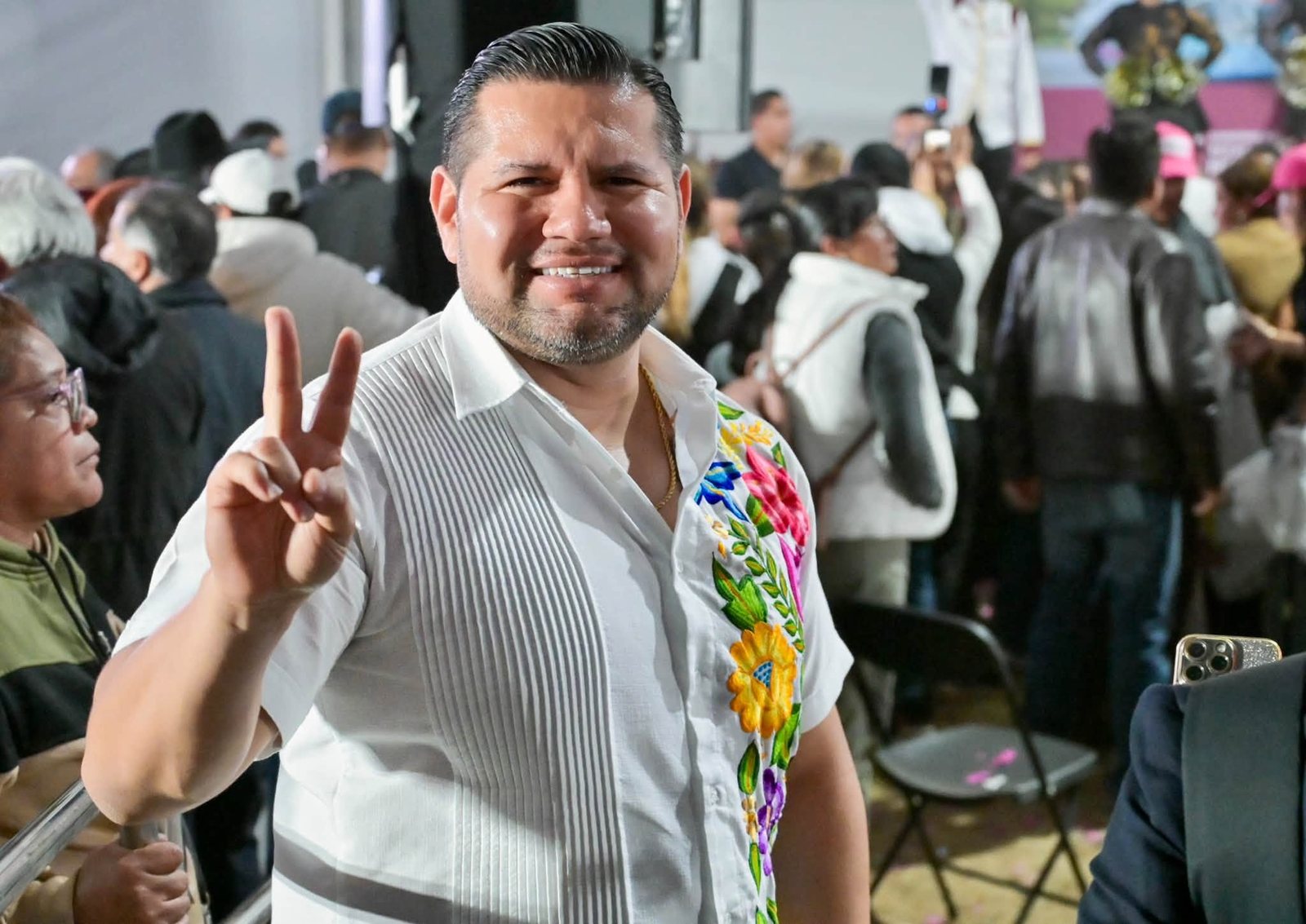 Samuel Ríos con camisa bordada entre vecinos