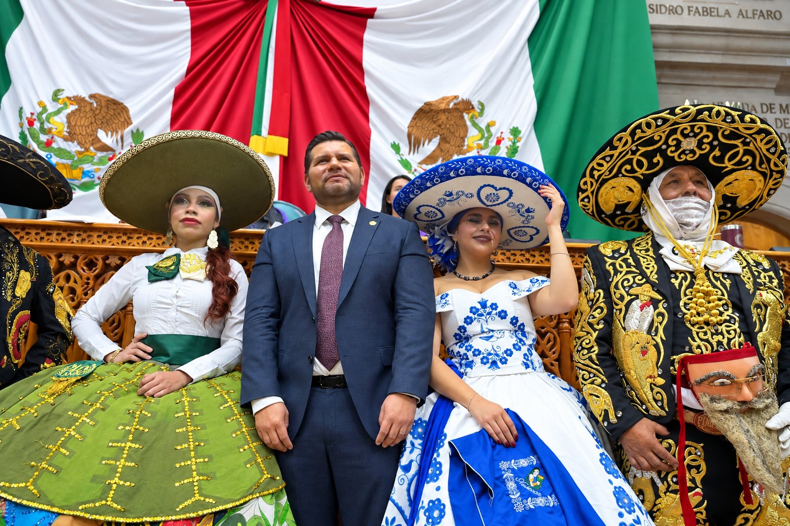 Samuel Ríos con integrantes de la comparsa en el Congreso del Estado de México