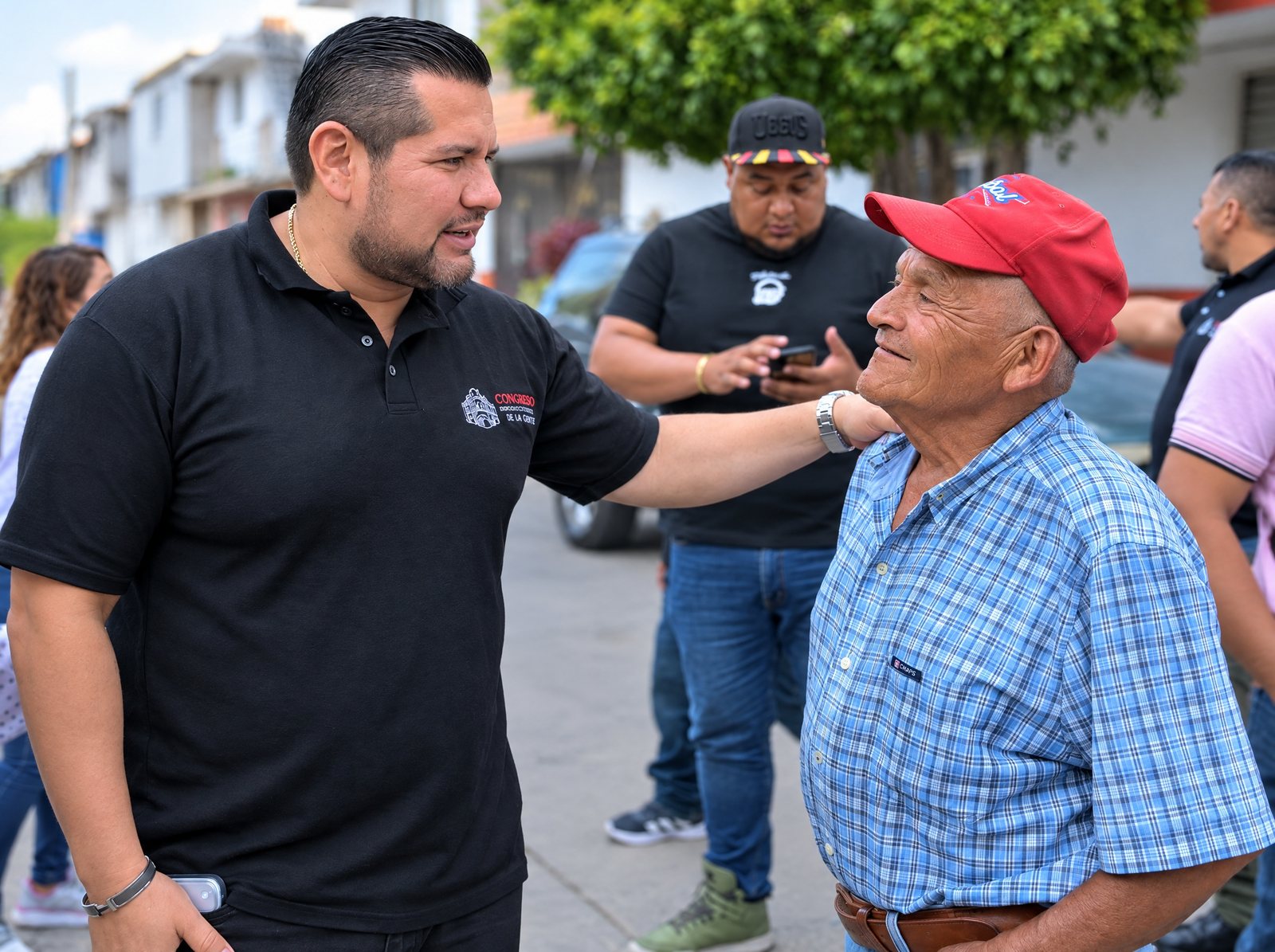 Samuel Ríos platicando con un vecino en las calles del distrito